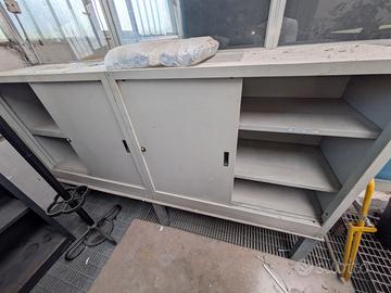 Armadio metallico basso con ante scorrevoli 