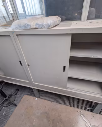 Armadio metallico basso con ante scorrevoli 
