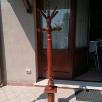 Appendiabiti in legno. Parte superiore girevole