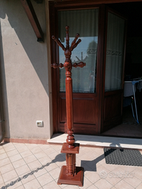 Appendiabiti in legno. Parte superiore girevole