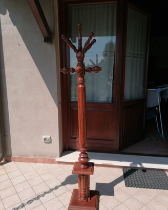 Appendiabiti in legno. Parte superiore girevole