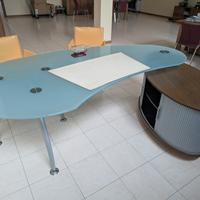 Scrivania in vetro con piede contenitore girevole 