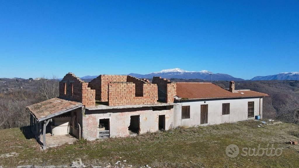 Rustico / Casale di 415 m² con più di 5 locali a R - Vista 2
