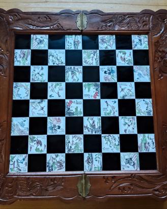 Scacchiera in legno intarsiata