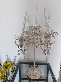 Grande candelabro bianco con pendenti in cristallo