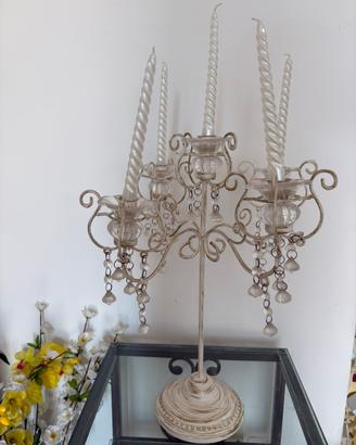 Grande candelabro bianco con pendenti in cristallo