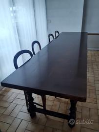 Lungo tavolo in legno con 12 sedie