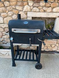 Barbecue a carbonella con coperchio