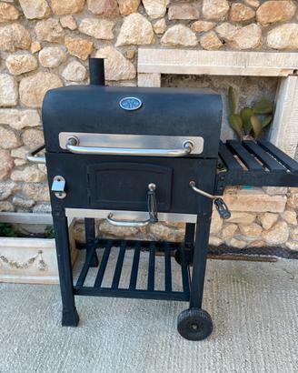 Barbecue a carbonella con coperchio