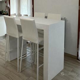 Tavolo alto con 4 sedie