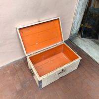 Baule bianco in legno con maniglie metalliche 