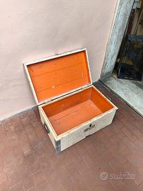 Baule bianco in legno con maniglie metalliche 