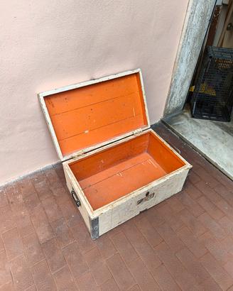 Baule bianco in legno con maniglie metalliche 