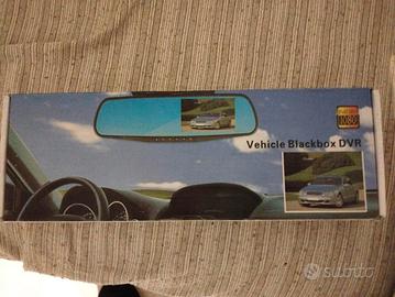 specchio retrovisore per auto con blackbox