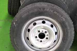 2 pneumatici usati Michelin Camping M+S con cerchi