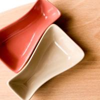 Tagliere a servire con ciotole per salsine