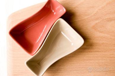 Tagliere a servire con ciotole per salsine