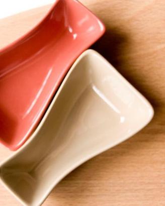 Tagliere a servire con ciotole per salsine