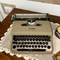 Olivetti Lettera 22L verde del 1950 scritta sbalzo