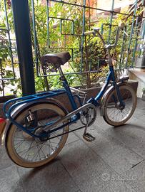 due bici  una pieghevole e una corsa 