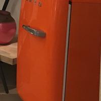 Minifrigo SMEG arancione vintage.