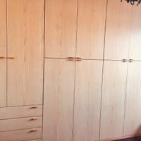 Armadio in legno a 6 ante