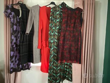 Vari capi di abbigliamento