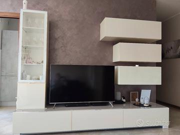 soggiorno parete attrezzata e madia