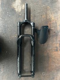 Forcella RockShox Yari con cartuccia Charger RC