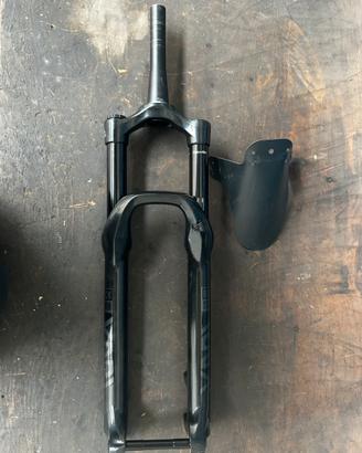 Forcella RockShox Yari con cartuccia Charger RC