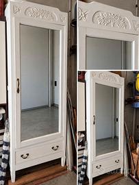 Mobile vintage shabby chic con specchio e intagli