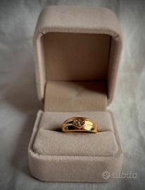 Anello dorato con pietra