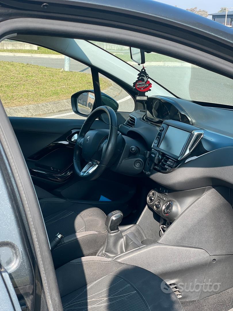 Peugeot 208 2015 photo 5