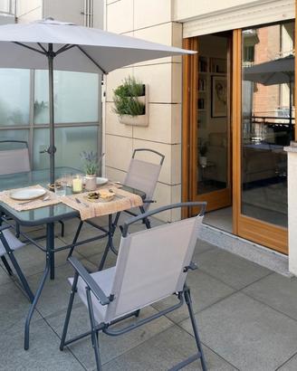 Tavolo sedie e ombrellone da giardino