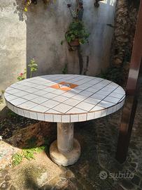 tavolo da esterno in cemento