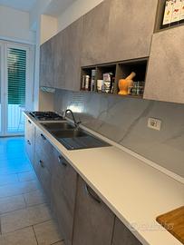 Cucina lineare e colonna forno, frigo e dispensa