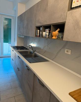 Cucina lineare e colonna forno, frigo e dispensa