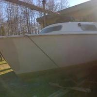 Barca a vela per campeggio sul lago