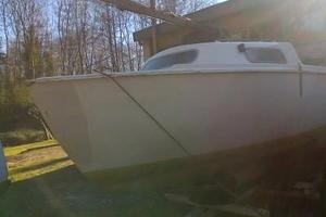 Barca a vela per campeggio sul lago