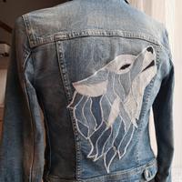 giacchina in jeans con applicazione lupo 