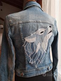 giacchina in jeans con applicazione lupo 