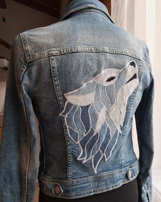 giacchina in jeans con applicazione lupo 