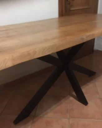 Tavolo moderno con gambe nere incrociate.