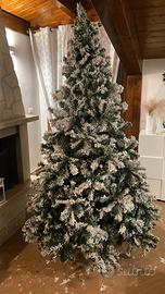 Albero di natale innevato