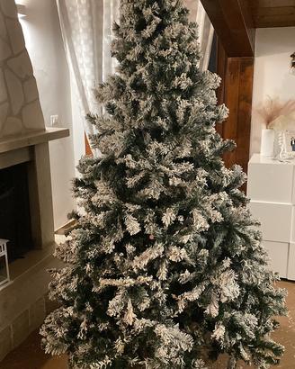 Albero di natale innevato