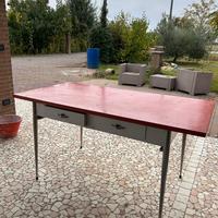 Tavolo in Formica con Piano rosso + 2 sedie