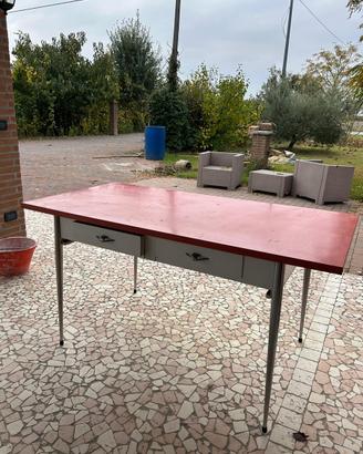 Tavolo in Formica con Piano rosso + 2 sedie