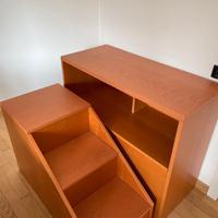 Scaletta con contenitori e mobile libreria legno