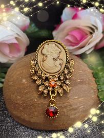 Spilla grande vintage cammeo in metallo 
