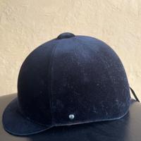 Casco, stivali equitazione ragazza